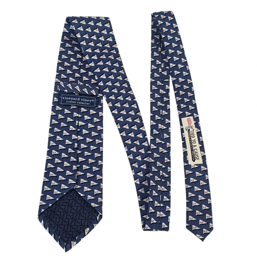 Vineyard Vines Mens Necktie Blue Sea‎ Whale Pattern Flag Silk Handmade USA